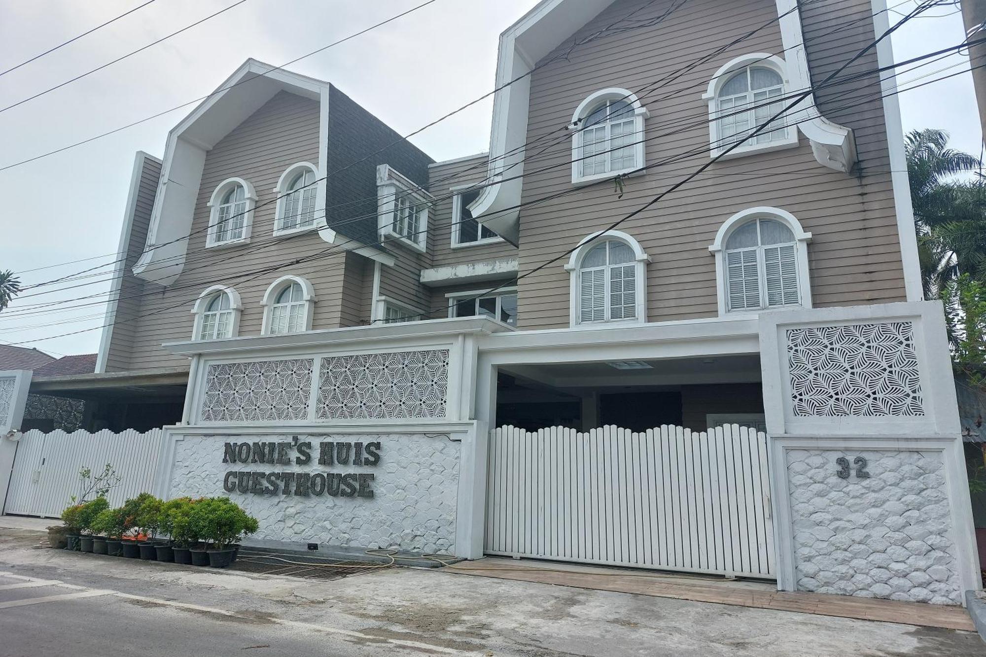 Nonie'S Huis Hotel Medan Exteriör bild
