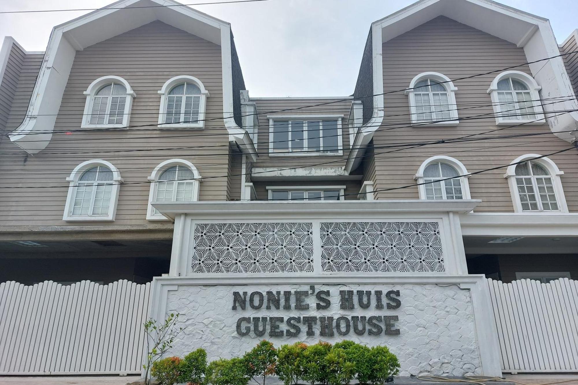 Nonie'S Huis Hotel Medan Exteriör bild